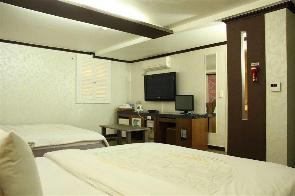 Hotel Diamond Suwon Exterior photo